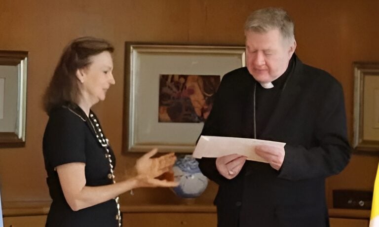 La canciller de la Argentina se reunió con el nuncio apostólico