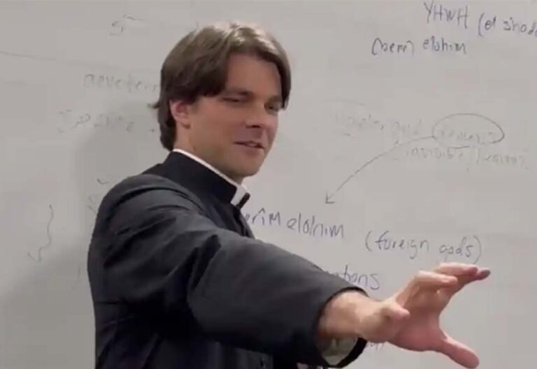 Expulsado del sacerdocio el cura de Estados Unidos que huyó del país con una joven