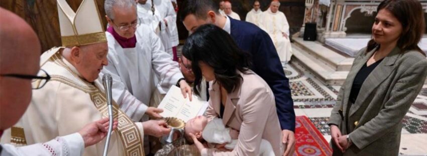 Francisco pone de ejemplo de fe a los niños bautizados en la Capilla Sixtina