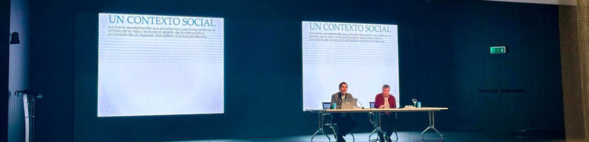 El obispo de Mondoñedo-Ferrol, Fernando García Cadiñanos, en el Instituto Superior de Pastoral