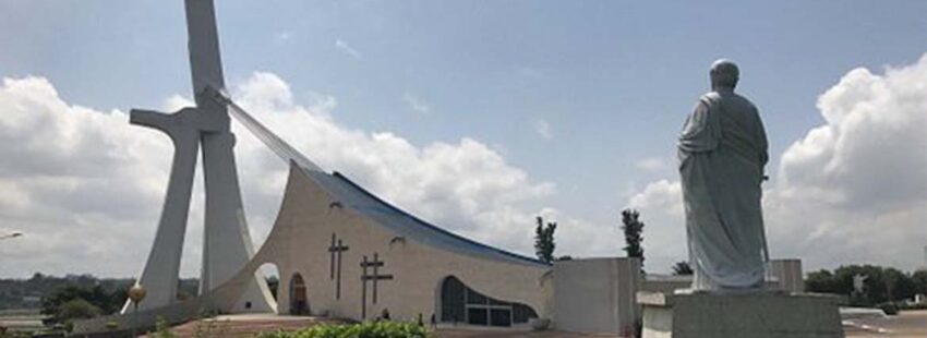 Un obispo de Costa de Marfil invita a los laicos a denunciar a los curas con mujer e hijos