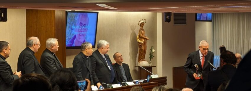 Manolo Garrido recoge el Premio Bravo 2023 de la Conferencia Episcopal