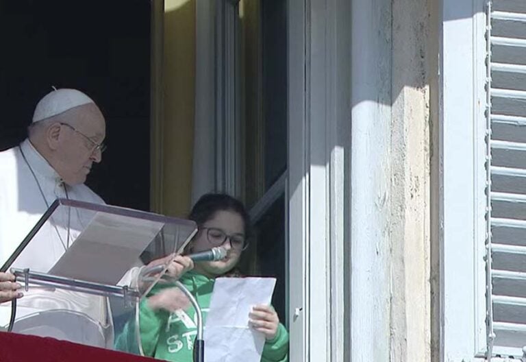 Francisco advierte en el ángelus: “¡Atentos, con el diablo no se dialoga porque siempre gana!”