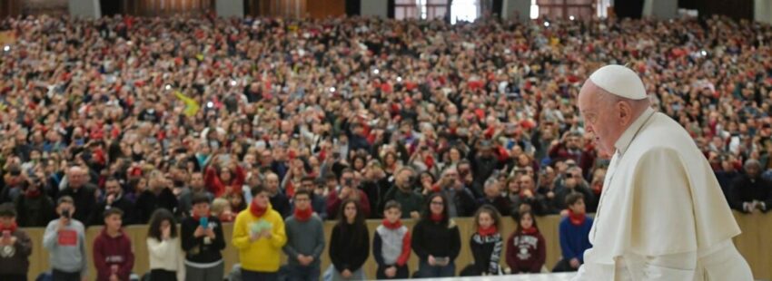 El Papa Francisco, en el aula Pablo VI con un grupo de jóvenes