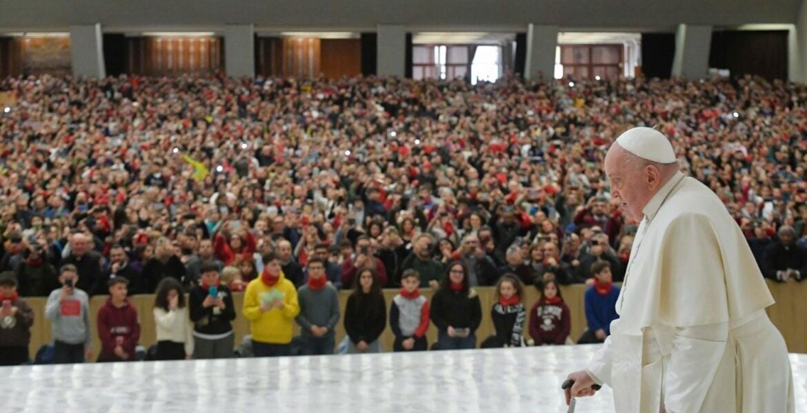 El Papa Francisco, en el aula Pablo VI con un grupo de jóvenes