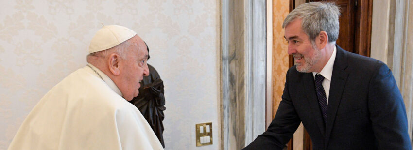 El presidente del Gobierno de Canarias, Fernando Clavijo, con el papa Francisco