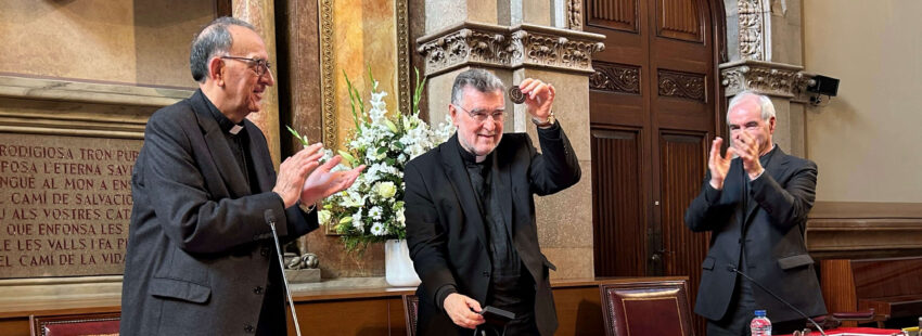 Armand Puig recibe la medalla del Ateneu Sant Pacià