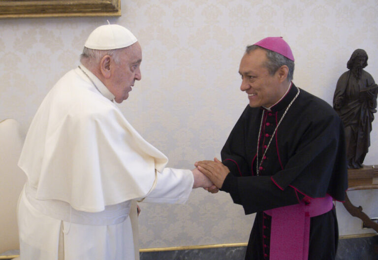 Francisco recibe al secretario general del Episcopado latinoamericano en audiencia privada