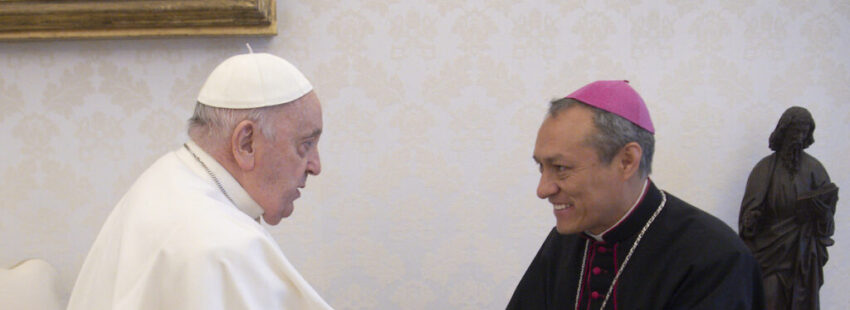 Francisco recibe al secretario general del Episcopado latinoamericano en audiencia privada