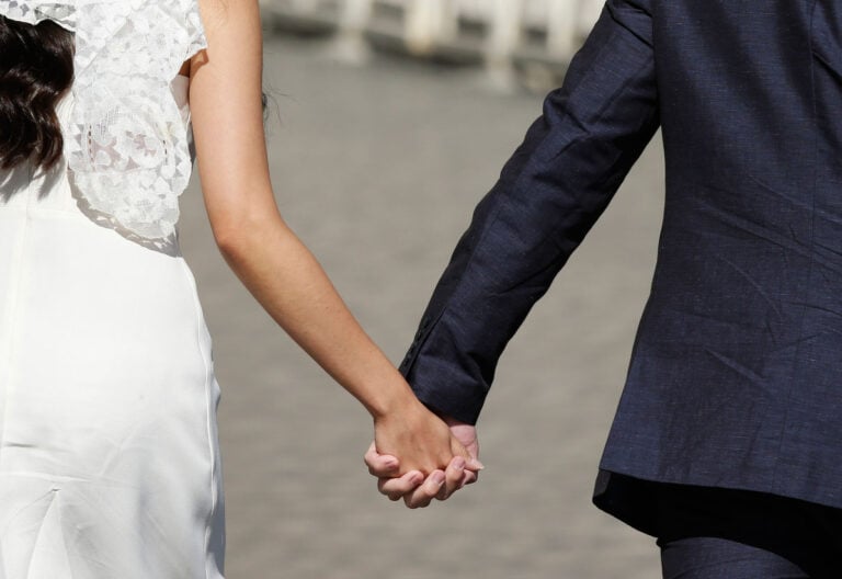 Pareja de recién casados de la mano