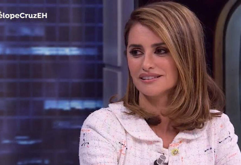 El abrazo de Penélope Cruz a madre Teresa