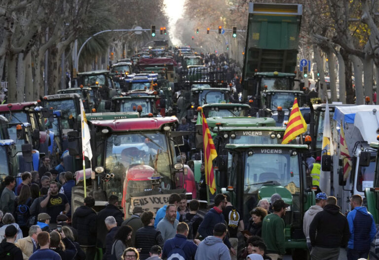 Tractores colapsan la Avda. Diagonal de Barcelona en las protestas de los agricultores