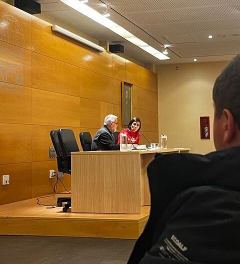 Una joven busca ‘reventar’ una charla de Ana Pastor sobre violencia de género en un salón