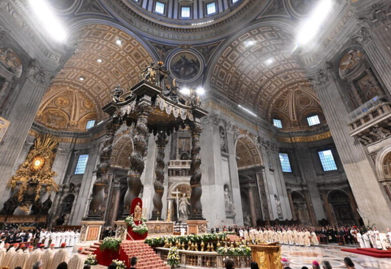 El Papa Francisco, en la canonización de Mama Antula en la Basílica de San Pedro, a la que asistió el presidente argentino Javier Milei