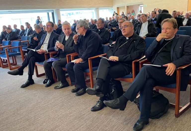 Obispos colombianos hacen una “pausa” en su asamblea para visitar a sus colegas de América