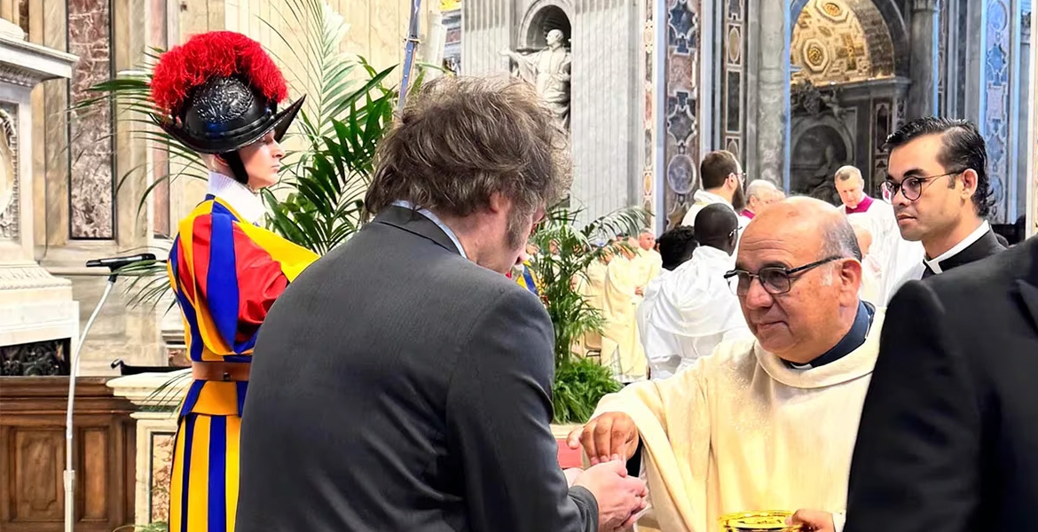 Comunion Javier Mileil Vaticano