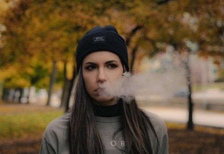 mujer sacando humo