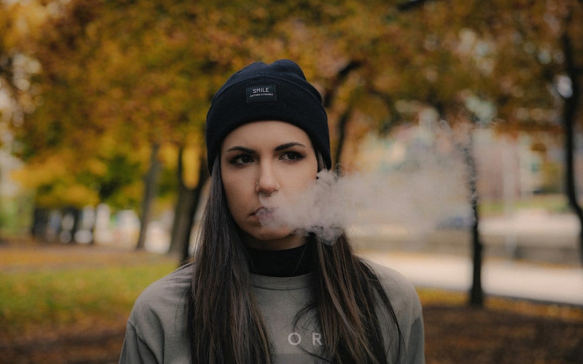 mujer sacando humo