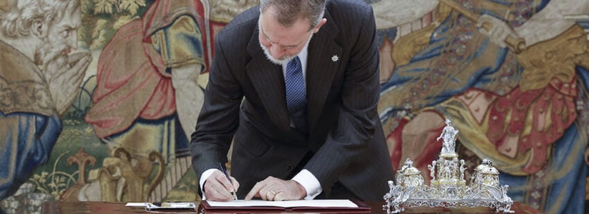 El rey sanciona la tercera reforma constitucional, que suprime el tÈrmino "disminuidos"