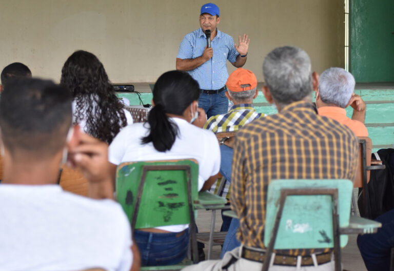 Donald Hernández, abogado hondureño defensor de los derechos humanos de los pueblos indígenas y