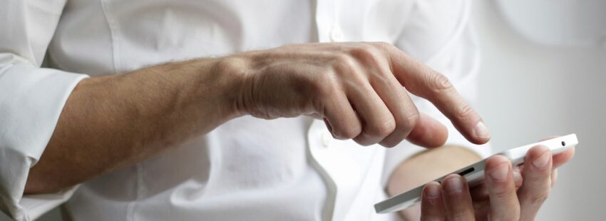 hombre y teléfono celular