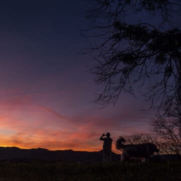 Un hombre fotografía el amanecer en San Sebastián. EFE