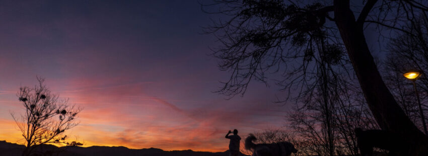 Un hombre fotografía el amanecer en San Sebastián. EFE