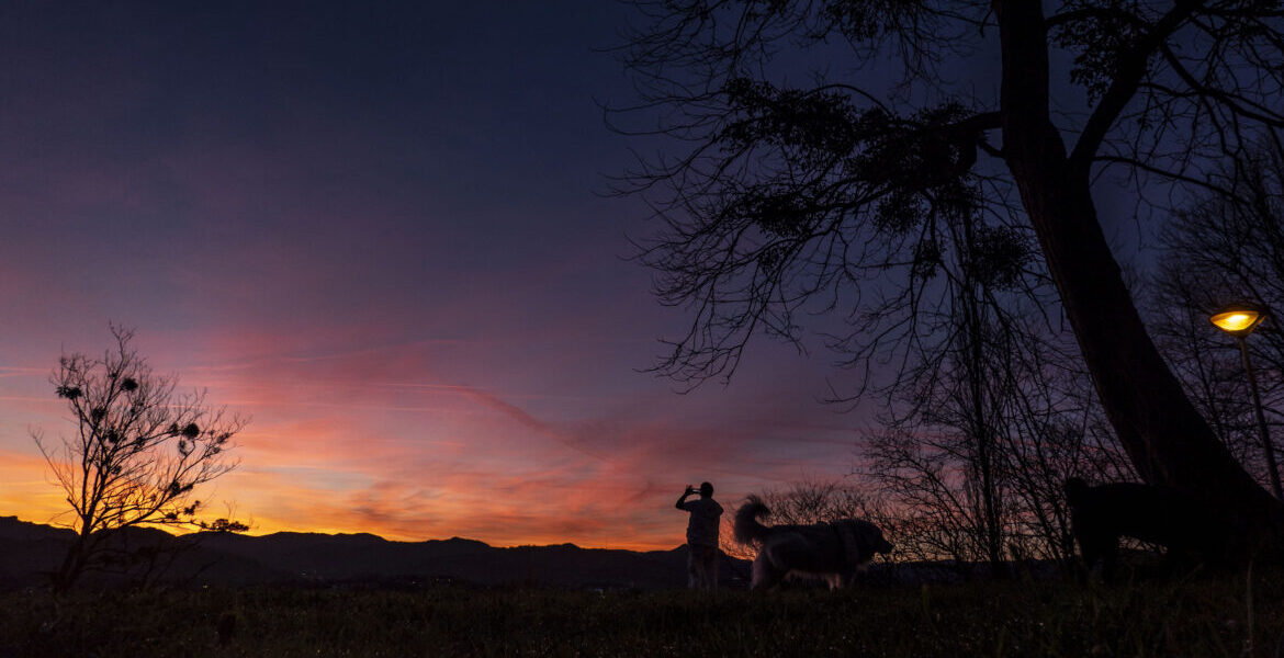 Un hombre fotografía el amanecer en San Sebastián. EFE