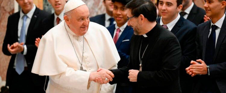 El papa Francisco con los seminaristas de Madrid y el cardenal José Cobo