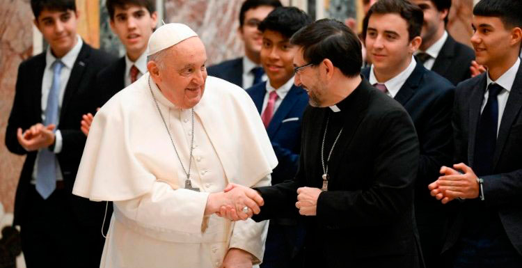 El papa Francisco con los seminaristas de Madrid y el cardenal José Cobo
