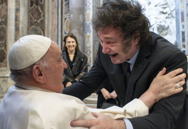 El Papa Francisco abraza a Javier Milei en la basílica de San Pedro