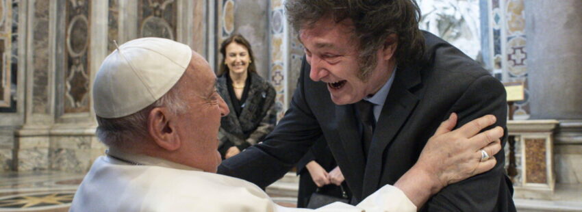 El Papa Francisco abraza a Javier Milei en la basílica de San Pedro