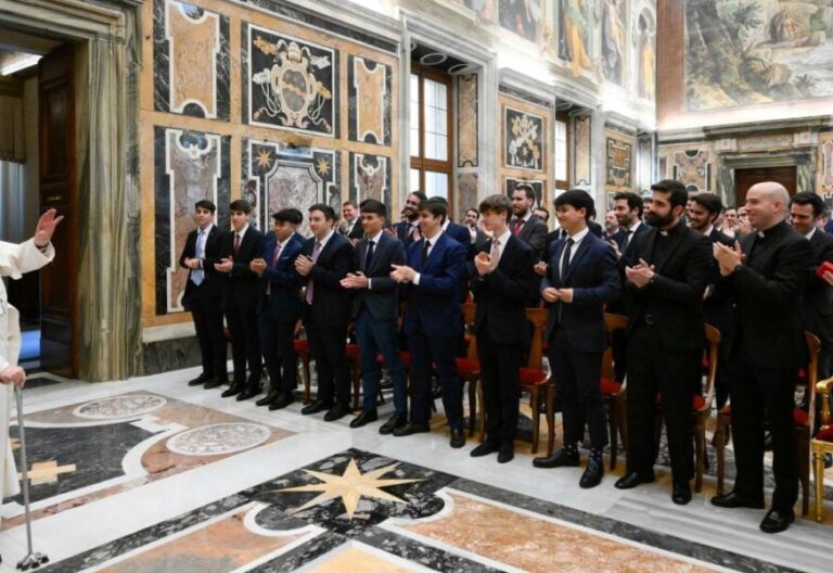Los seminaristas de Madrid, con el Papa Francisco en el Vaticano el 3 de febrero de 2024