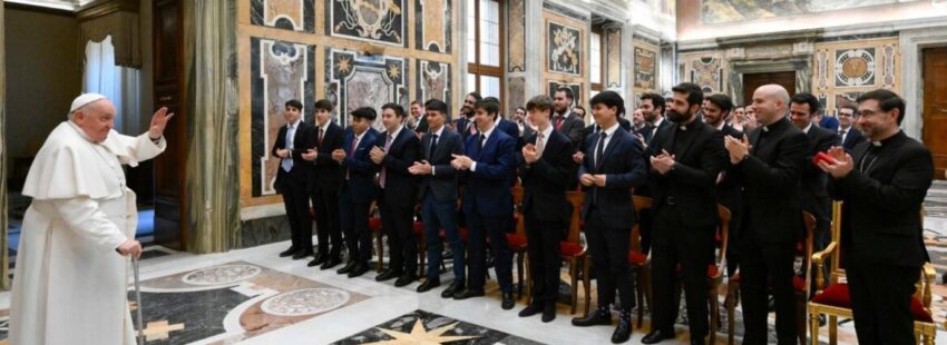 Los seminaristas de Madrid, con el Papa Francisco en el Vaticano el 3 de febrero de 2024