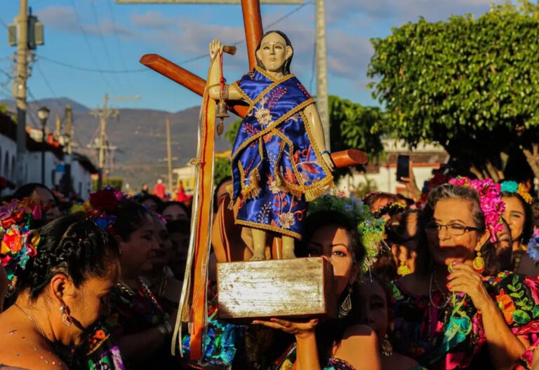 mujeres danzantes participan en una peregrinación en honor a San Sebastián Mártir en Chiapas