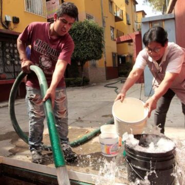 Personas recolectan agua México