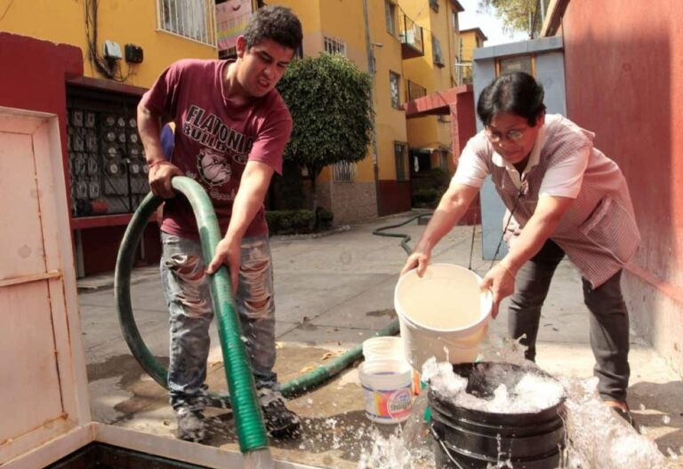 Personas recolectan agua México