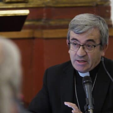 El arzobispo de Valladolid, Luis Argüello, en un encuentro