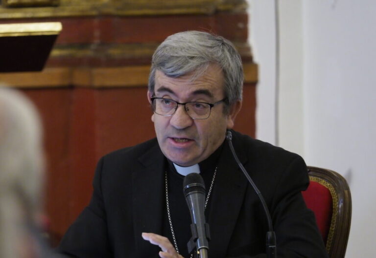 El arzobispo de Valladolid, Luis Argüello, en un encuentro