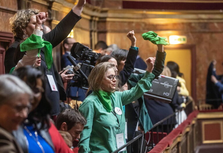 Francia incluye el derecho al aborto en la constitución