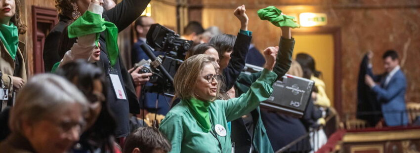 Francia incluye el derecho al aborto en la constitución