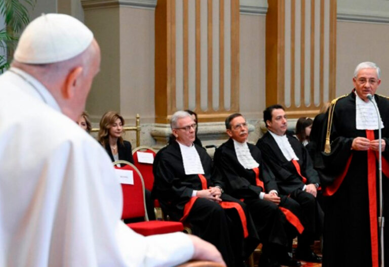 El Papa advierte a sus juristas que sin valentía “se corre el riesgo de ceder a la