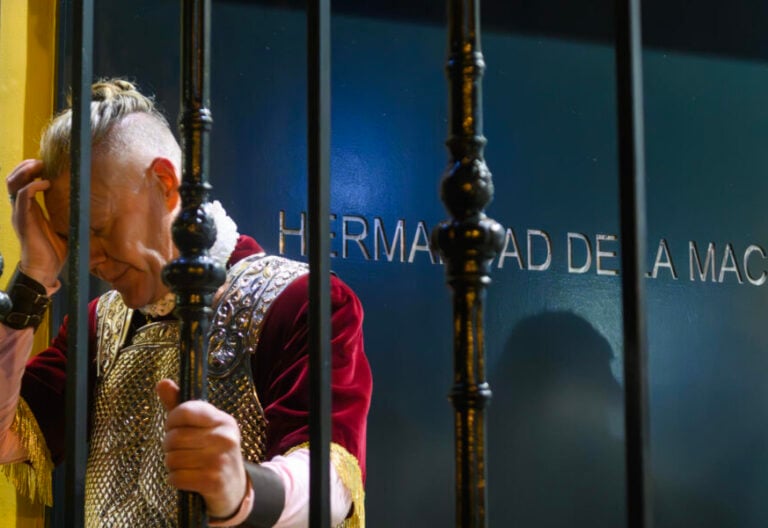 Un cofrade de la Macarena llora al suspenderse la procesión en Sevilla de 2024