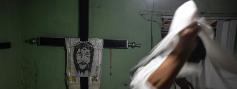 Fotografía de una cruz con la imagen de Jesús el 27 de marzo de 2024, en Juazeiro (Brasil).