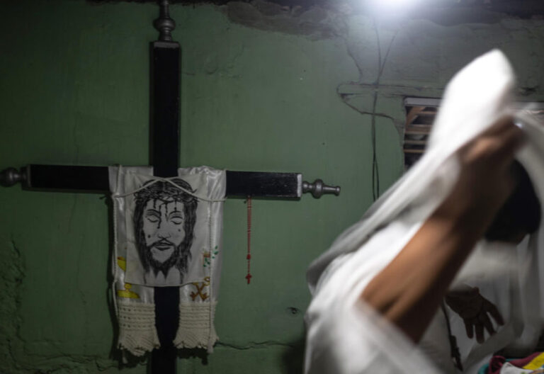 Fotografía de una cruz con la imagen de Jesús el 27 de marzo de 2024, en Juazeiro (Brasil).