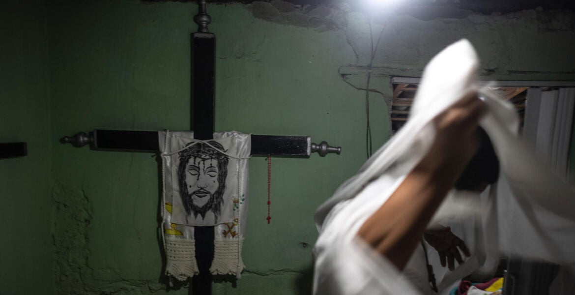 Fotografía de una cruz con la imagen de Jesús el 27 de marzo de 2024, en Juazeiro (Brasil).