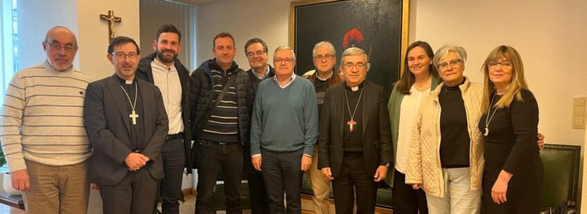 El presidente y vicepresidente de la Conferencia Episcopal Española, el presidente y secretario general de Confer y las asociaciones de víctimas de abusos en una reunión el 25 de marzo