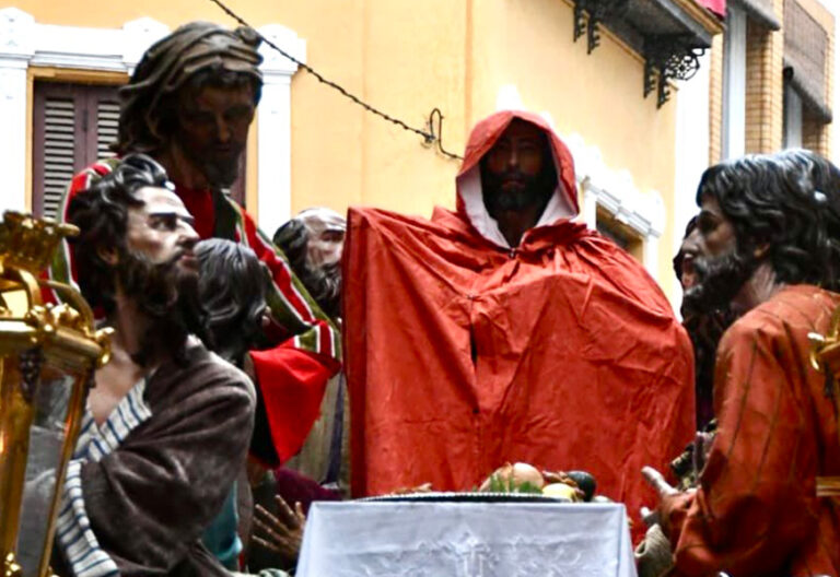 Varias hermandades de Sevilla terminan el Domingo de Ramos dentro de la catedral