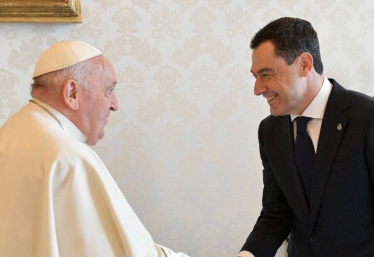 El Papa Francisco y el presidente de la Junta de Andalucía, Juanma Moreno