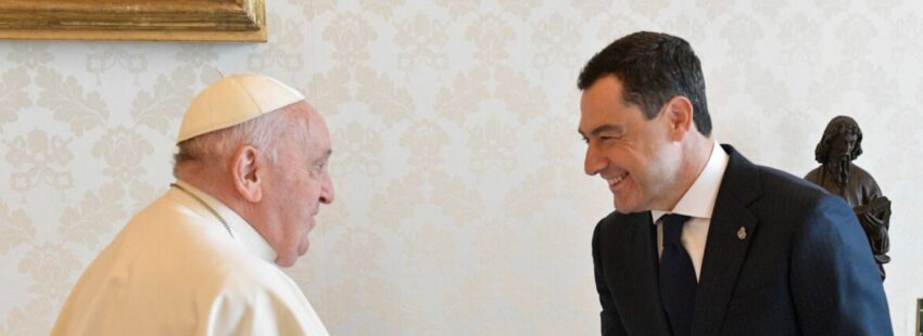 El Papa Francisco y el presidente de la Junta de Andalucía, Juanma Moreno